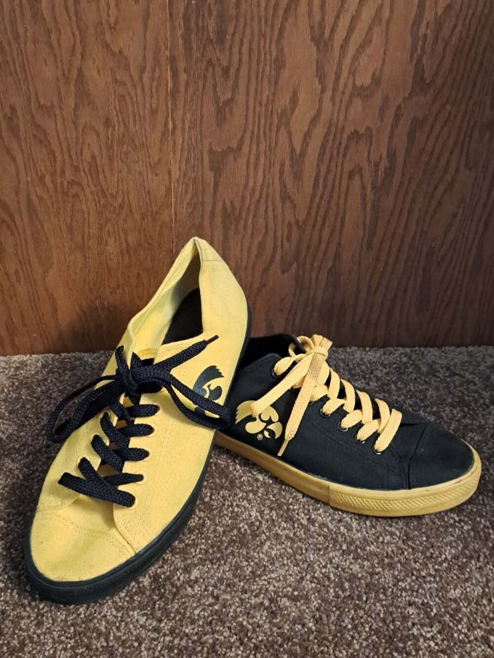 R R REVERSUS Unisex Canvas "IOWA HAWKEYES" 2 Different Colored Shoes